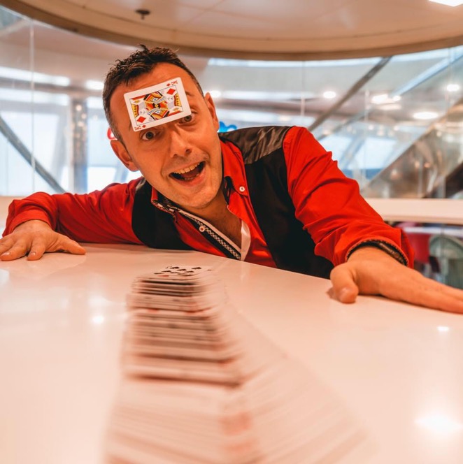 Mago español haciendo magia de cerca con cartas